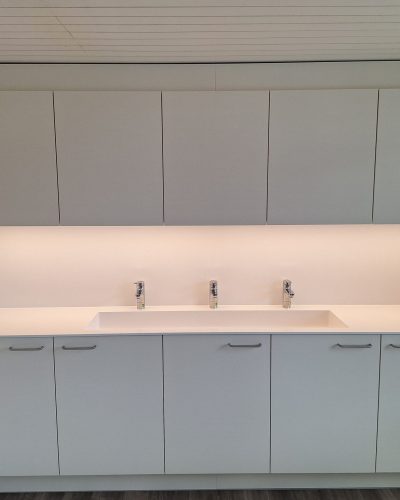 Einbaumöbel mit Waschbecken