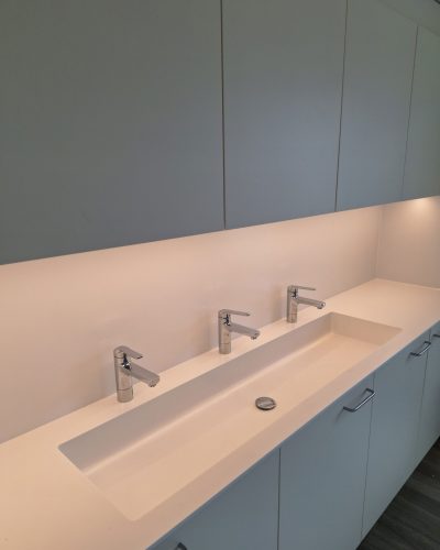 Einbaumöbel mit Waschbecken